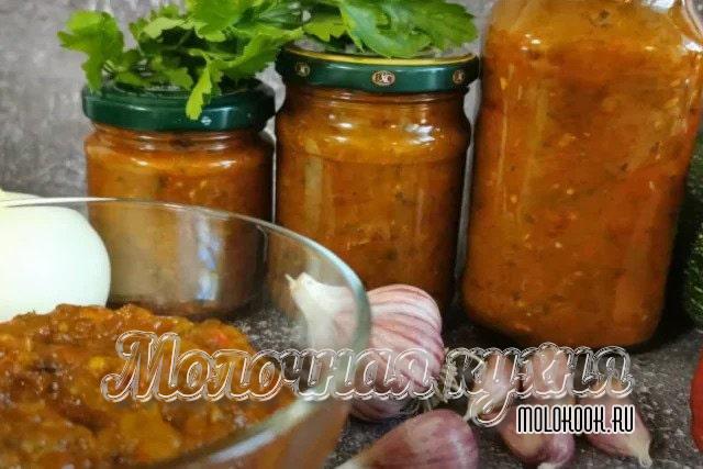 Пикантная аджика из кабачков с томатной пастой