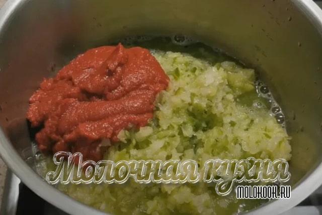 Паста добавлена к измельченным кабачкам и луку