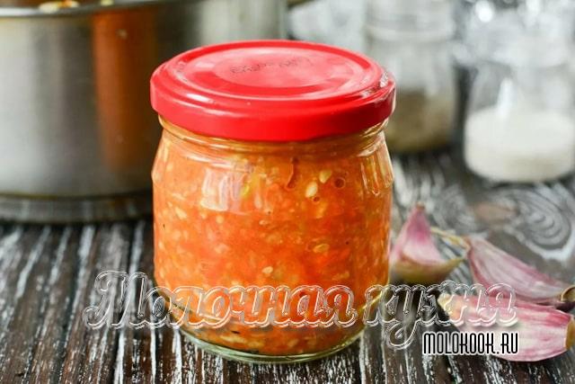 Неострая аджика из кабачков