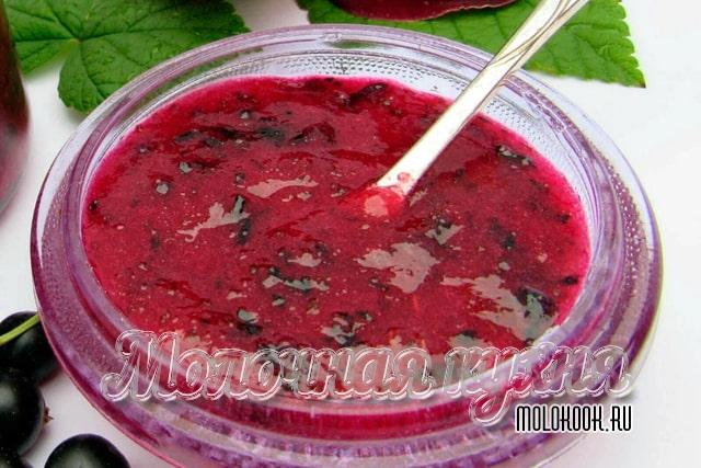 Черная смородина с сахаром, которая хранится в холодильнике