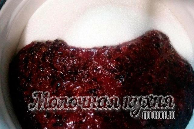 Перетирание черной смородины с сахарным песком