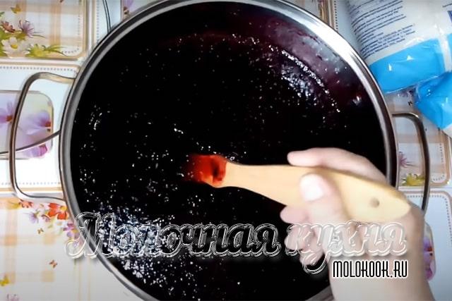 Перемешивание ягодной массы с сахаром