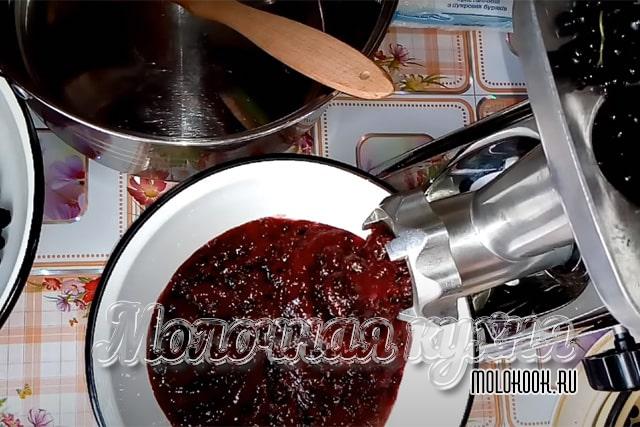 Перекручивание черной смородины через мясорубку