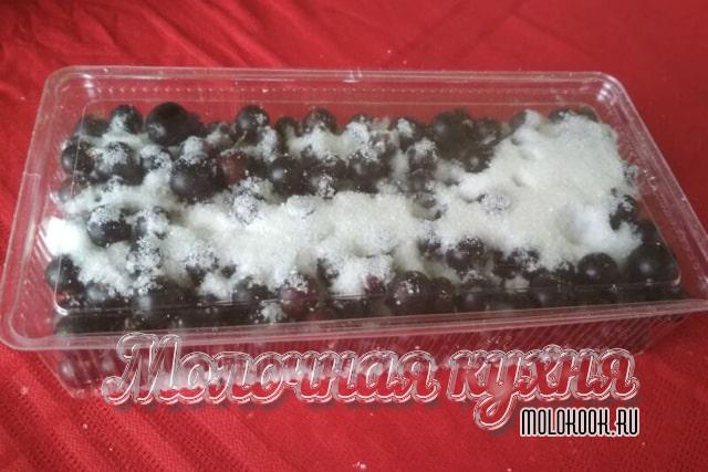 Целая смородина, замороженная с сахаром