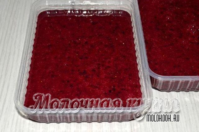 Измельченная смородина, замороженная с сахарным песком