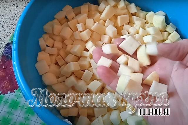 Почищенные и порезанные кабачки