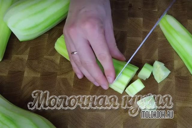 Нарезка кабачков на крупные кубики