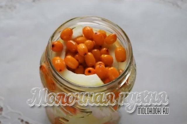 Банки заполнены кабачками и облепихой