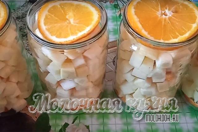 Кружочки апельсинов и кабачки уложены в банки
