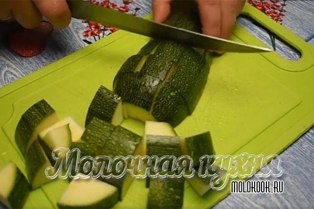 Порезать кабачки кубиком