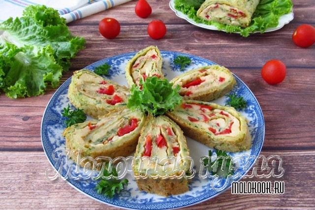 Рулет из кабачков со сливочным сыром и помидорами в духовке
