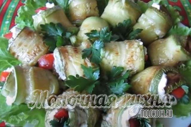 Рулетики из кабачков с плавленым сыром и ломтиками помидоров