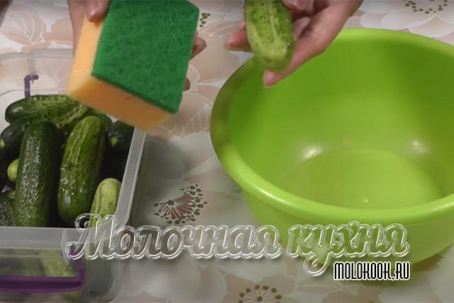 Мытье огурцов губкой