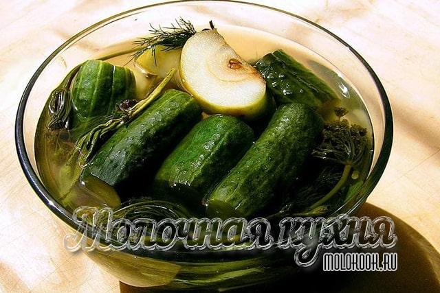 Малосольные огурцы с яблоками