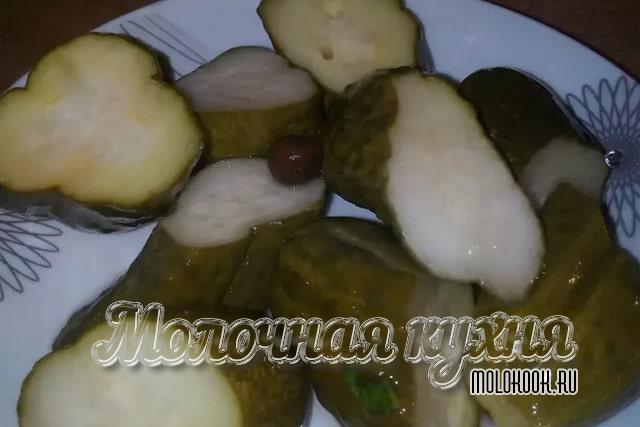Малосольные огурцы с кетчупом