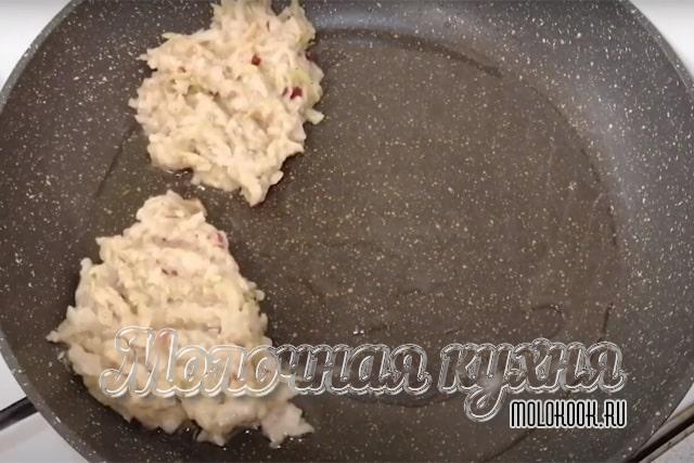 Замесить тесто и обжарить оладьи
