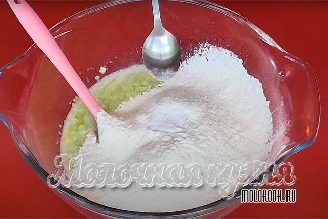Всыпать муку и соду