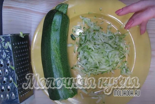 Натереть часть кабачка, отжать