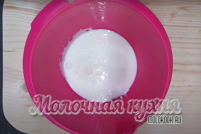 Смешать кефир с сахаром, содой, солью