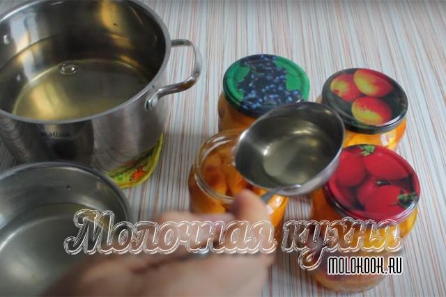 Процесс заливки персиков сиропом