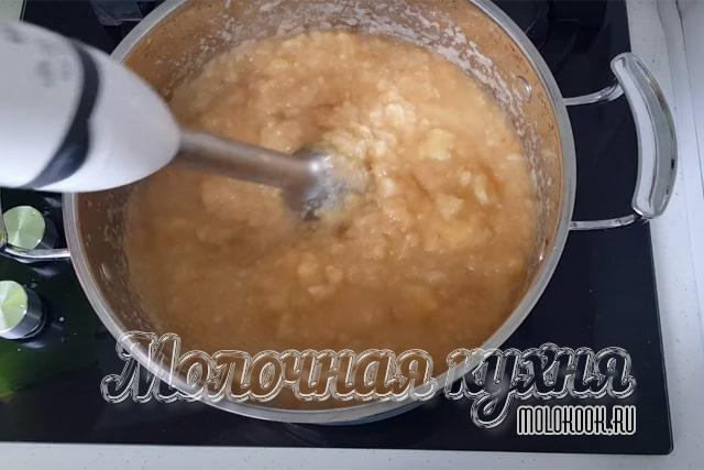 Измельчить яблоки в пюре