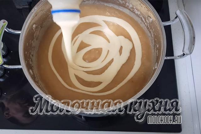 Добавить сгущенное молоко