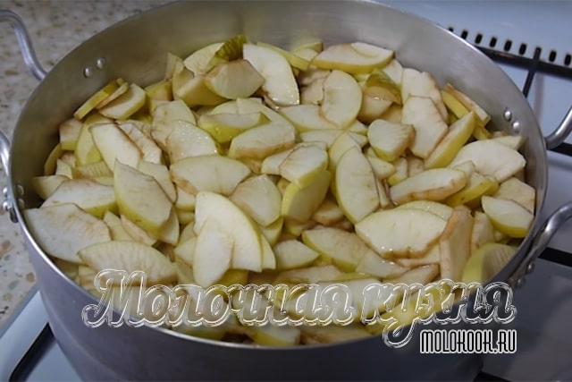 Измельчить яблоки тонкими ломтиками