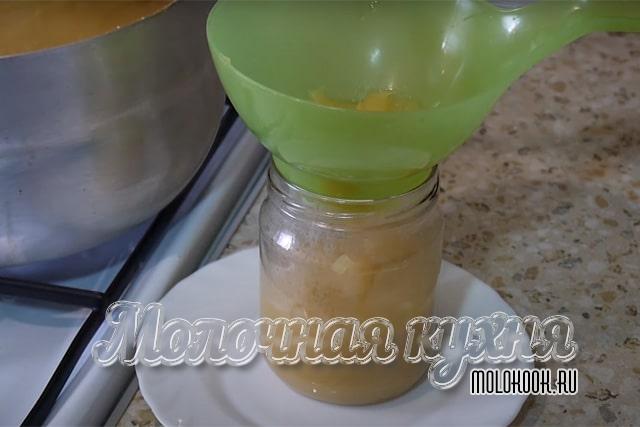 Разлить пюре по банкам, закатать на зиму
