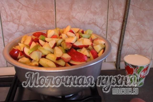 Высыпать в таз нарезанные яблоки