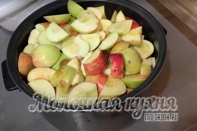 Заполнить чашу резаными яблоками
