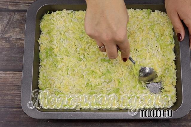 Выкладывание кабачковой массы