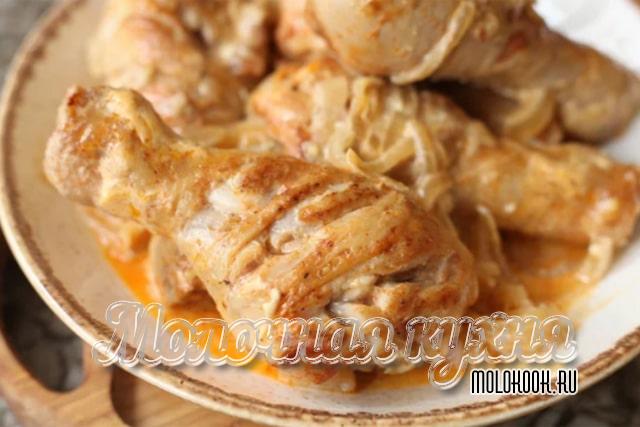 Куриные ножки с луком в сметане