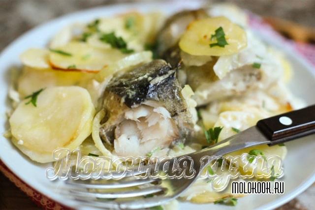 Белая рыба с картофельным гарниром в духовке