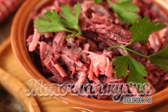 Салат из печеной свеклы с сыром и маринованным огурцом