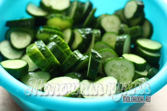 Нарезать огурцы кружочками