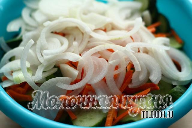 Нарезать лук полукольцами