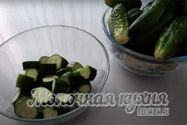 Порубить огурцы толстыми кружочками