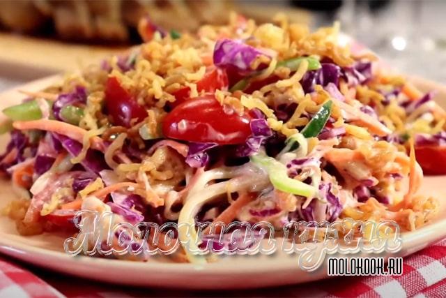 Салат с жареной лапшой быстрого приготовления и капустой
