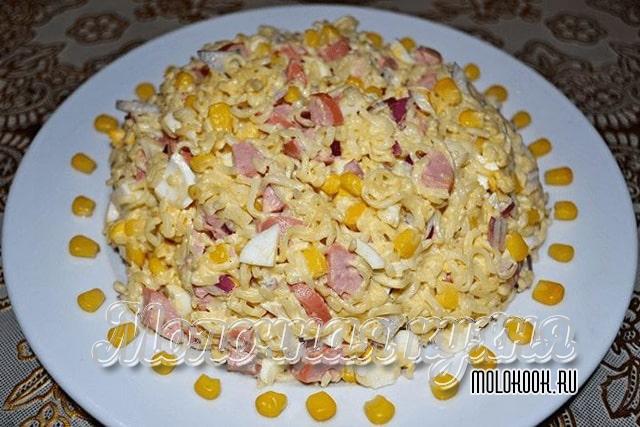 Салат «Кудряш» с кукурузой и ветчиной