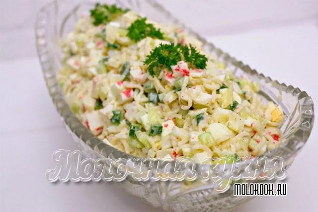 Салат «Кучерявый краб» с крабовыми палочками и огурцом