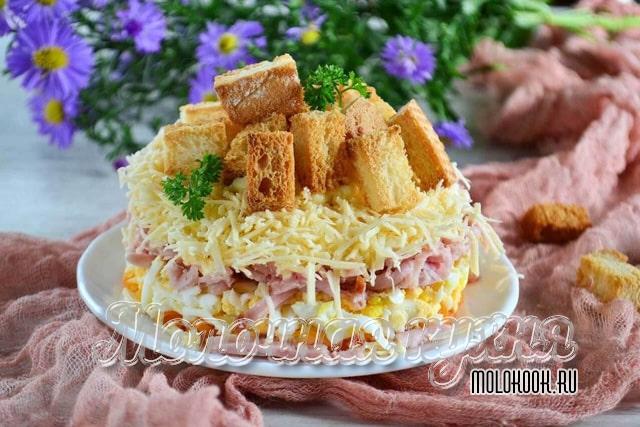 Слоеный салат с сухариками, морковью по-корейски и копченой курицей