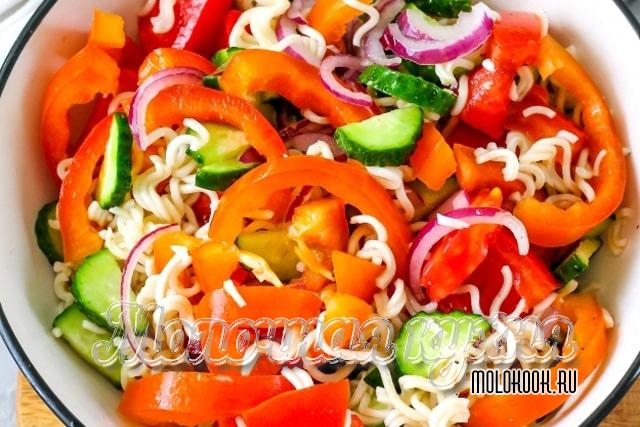 Овощной салат с лапшой быстрого приготовления и маслом