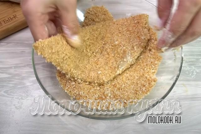 Обсыпать шницели сухарями