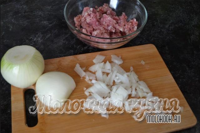 Половину луковицы нарезать кубиком