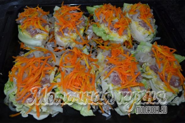 Распределить обжаренную морковку и лук