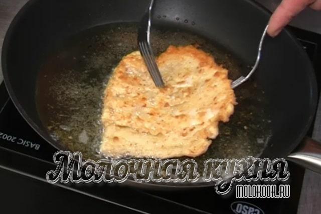 Обжарить шницели