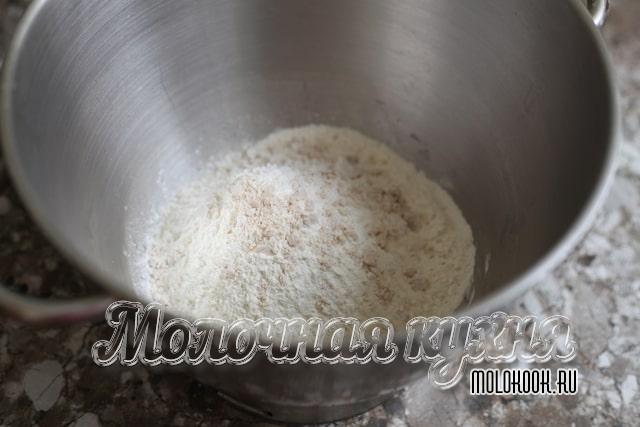 Мука и раскрошенные дрожжи в чаше