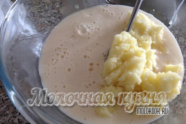 Смешиваем дрожжи и картофельное пюре