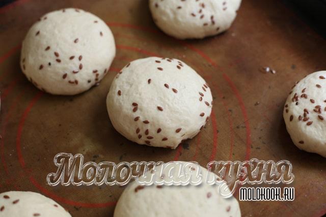 Булочки посыпаны льном