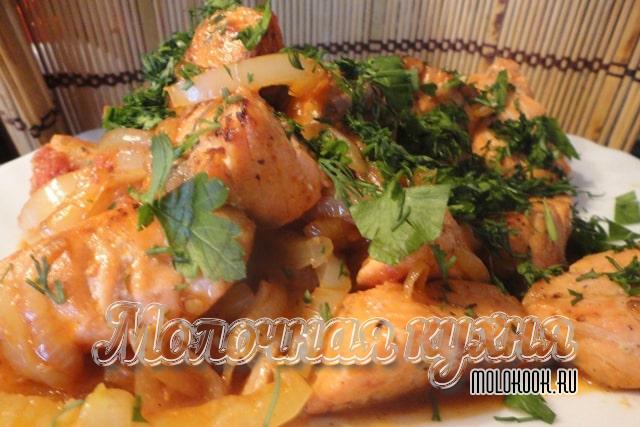 КУсочки форели, жареные с овощами на сковороде